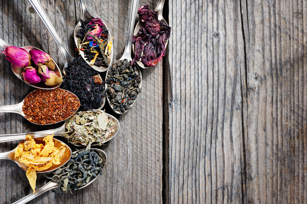 Различные виды чая представлены в качестве образца в серебряных ложках, вид сверху
 - Фото, изображение