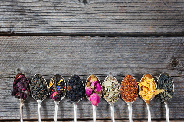 Los diferentes tipos de té presentados como una muestra en las cucharas de plata, vista superior
 - Foto, Imagen
