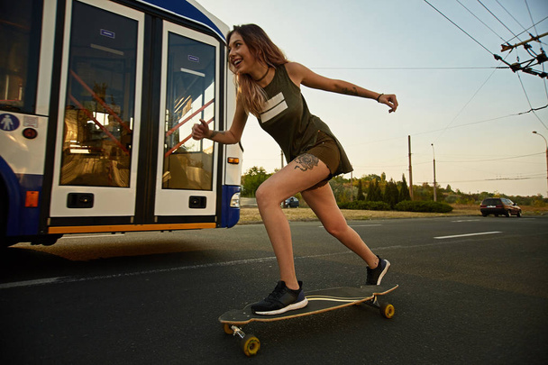 クールな都市のスケーターの十代の少女 - 写真・画像