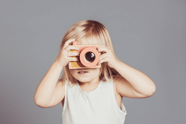 Kameraya bakarak genç fotoğrafçı - Fotoğraf, Görsel