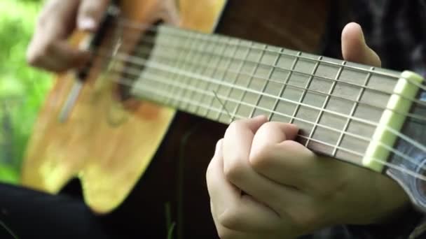 Γυναικεία χέρια παίζοντας ακουστική κιθάρα. - Πλάνα, βίντεο