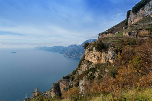 Sentiero デリ デイ (イタリア) - アジェーロラからアマルフィ海岸の Nocelle へのトレッキング ルートと呼ばれる「神々 のパス「カンパニア州イタリアの - 写真・画像