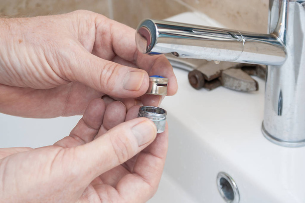 Javítása a csaptelep a fürdőszoba vízvezeték-szerelő - Fotó, kép
