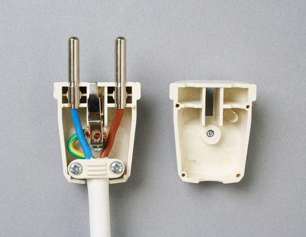 Reparatur eines elektrischen Steckers. - Foto, Bild