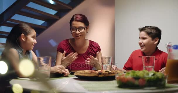 Abendessen zu Hause mit glücklicher Familie beim Essen hausgemachter Pizza - Filmmaterial, Video