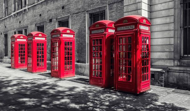 vista de una fila de cabinas telefónicas rojas en Londres en colores blanco y negro. ideal para sitios web y revistas diseños
 - Foto, Imagen