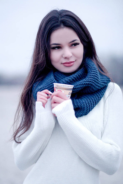 Красивая молодая женщина с бокалом кофе зимой
 - Фото, изображение