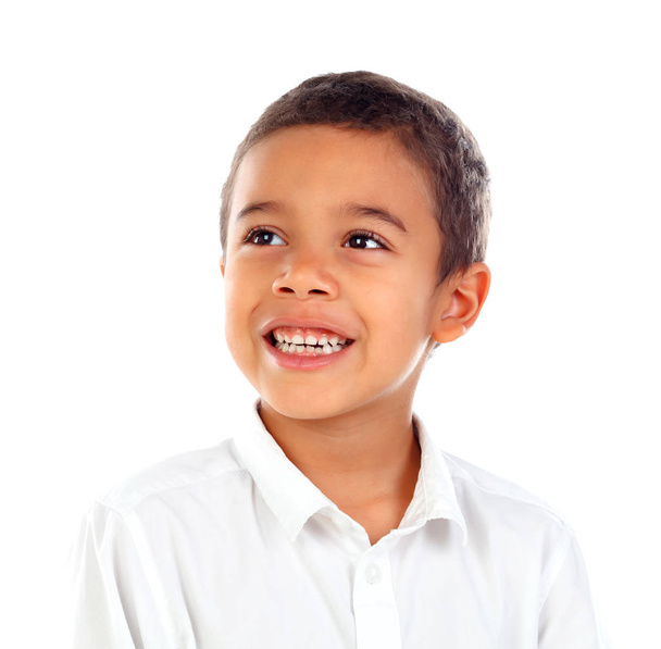 ładny szczęśliwy, mały chłopiec Afryki, w białej koszuli na białym tle - Zdjęcie, obraz