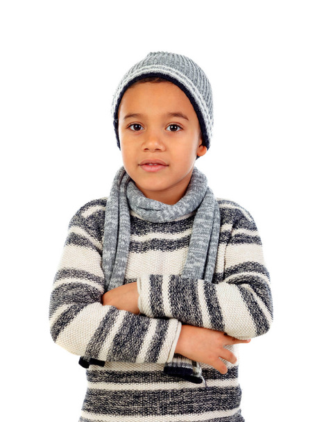 ładny mały chłopiec Afryki w ciepły sweter, szalik z rękami skrzyżowanymi, izolowana na białym tle - Zdjęcie, obraz