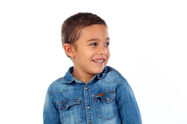 милый счастливый маленький африканский мальчик в джинсовой рубашке изолированы на белом фоне
 - Фото, изображение