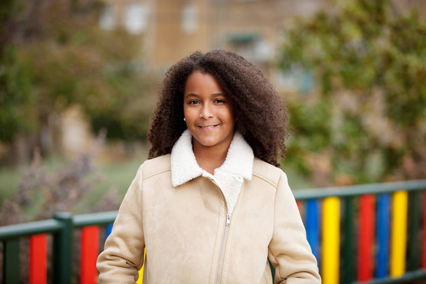 felice ragazza africana con bei capelli nel parco
 - Foto, immagini