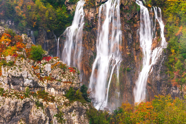 Красивый водопад осенью в Плитвицком национальном парке, Хорватия
 - Фото, изображение