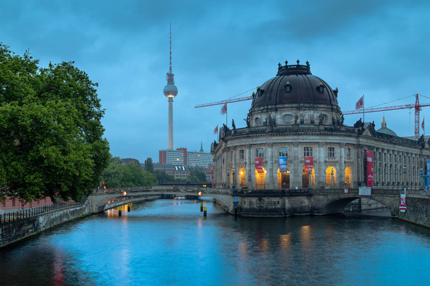 Museo de la Isla de Berlín con torre de televisión en el crepúsculo, Berlín, Alemania
 - Foto, imagen