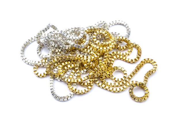 Zilveren en gouden kettingen - Foto, afbeelding