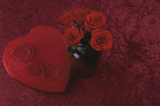 Valentin-jelenet szív alakú csokoládé doboz, rakás Rózsa a piros zúzott bársony háttér és fehér csipke Runner - Fotó, kép