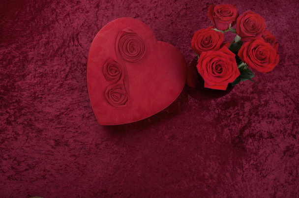 Walentynkowa scena z sercem w kształcie pudełka czekoladowego, bukiet róż na czerwonym kruszonym Velvet tło i biały koronki Runner - Zdjęcie, obraz