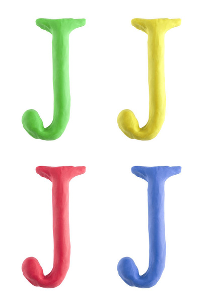 Нетипова велика літера J рука, зроблена з пластиліну чотирма різними кольорами. Цей унікальний персонаж ізольований на білому тлі
. - Фото, зображення