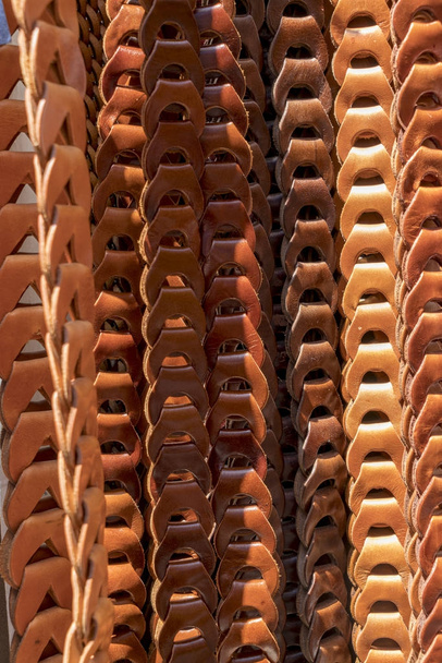 Některé visí kožené opasky v úložišti - Fotografie, Obrázek