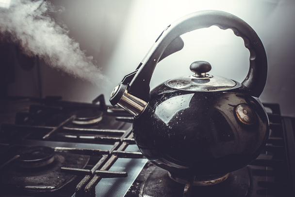 brudny czajnik na kuchence - Zdjęcie, obraz