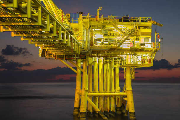 Нефтегазовая промышленность, Нефтегазовая скважина удаленная платформа, добыча газа и сырой нефти для отправки на береговой птрохимический завод
 - Фото, изображение