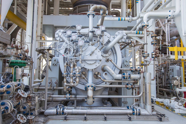 Gasturbinenkompressor, radiale Art von Gaskompressor und Rohrleitungen, Instrumentenschläuche, die in der Öl- und Gasindustrie verwendet werden. - Foto, Bild