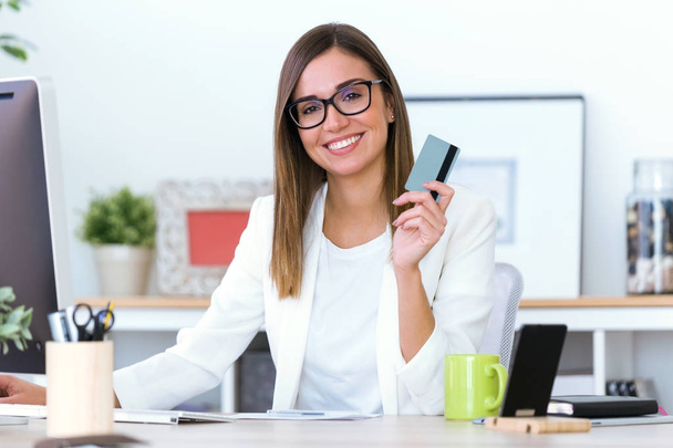 Business nuori nainen käyttää luottokorttia verkkokaupassa
. - Valokuva, kuva