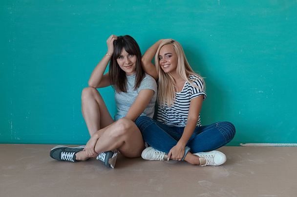 Két vidám lány élvezze egymás cég - Fotó, kép