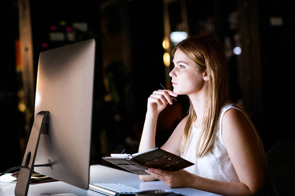Businesswoman in her office at night working late. - Foto, Imagem