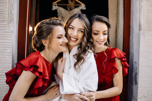 Positive moment of the bride with friends before wedding - Zdjęcie, obraz