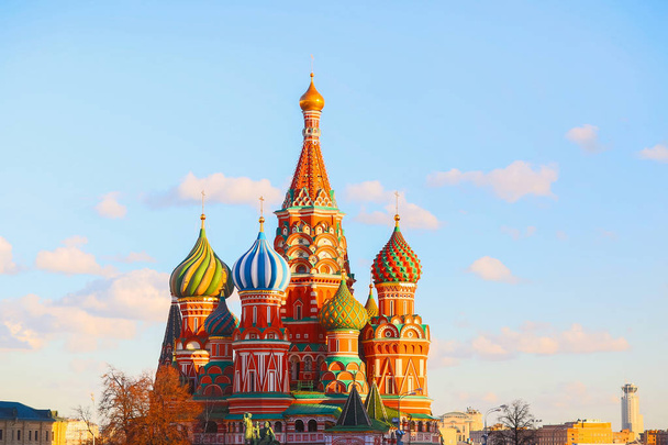 ロシア、モスクワ、赤の広場、聖ワシリイ大聖堂のビュー - 写真・画像