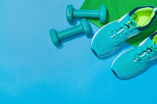 Fitness accessories on blue background mock up, top view - Foto, Imagen