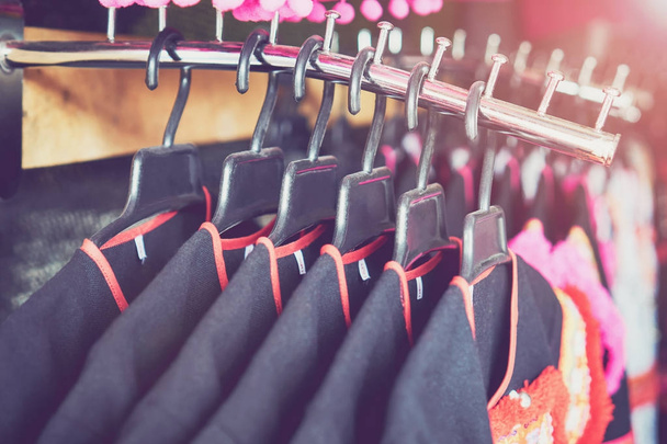 Kleiderbügel in einer schönen Reihe. verwendet für Bannerwerbung für Bekleidung in Kaufhäusern. - Foto, Bild
