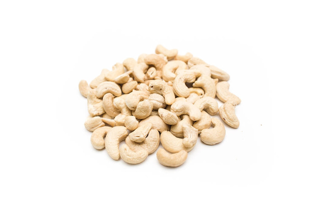 Valkoisella pohjalla eristetyt cashewpähkinät - Valokuva, kuva
