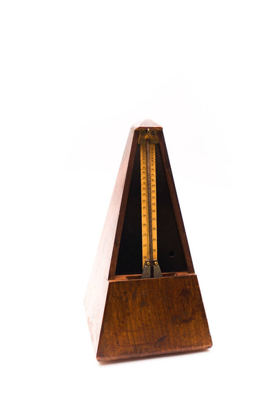 Klassieke vintage houten metronoom geïsoleerd op witte achtergrond - Foto, afbeelding
