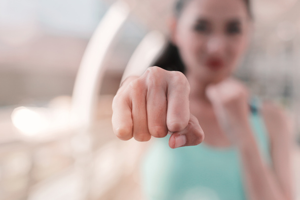 女性は clenched 拳コピー スペースを上げてすぐにパンチする準備ができてです。格闘技ボクシング、自己防衛のためのトレーニング.  - 写真・画像