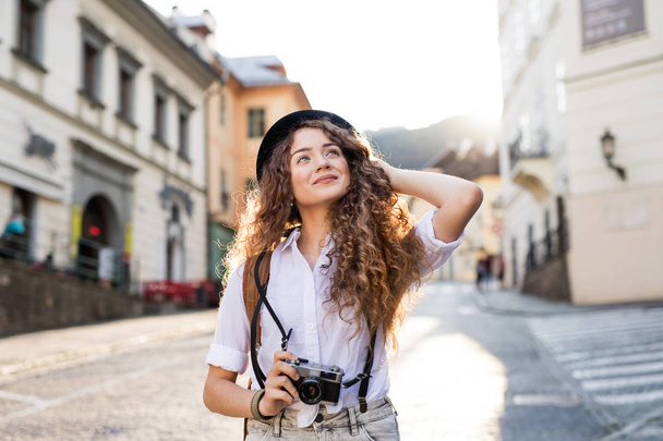 Junge Touristin mit Kamera in der Altstadt - Foto, Bild