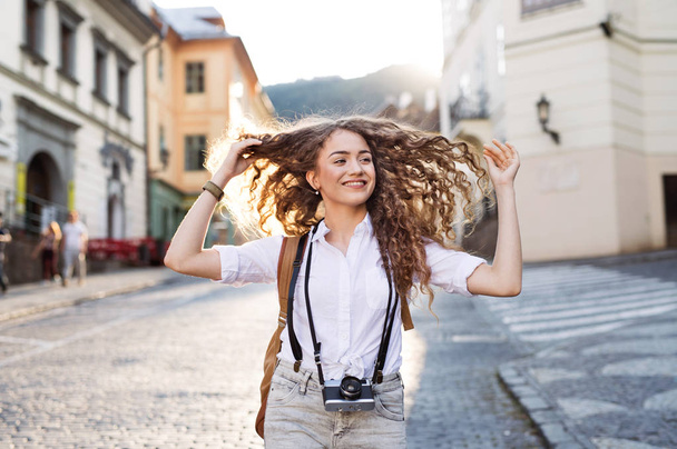 Jeune touriste avec caméra dans la vieille ville
 - Photo, image