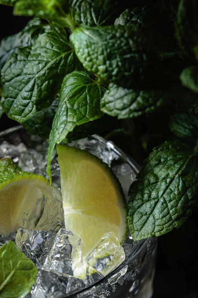Cocktail Mojito con lime, ghiaccio e menta
 . - Foto, immagini