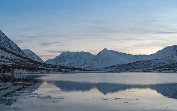 Blick auf den Fjord und die lyngen Alpen bei nord-lenangen, lyngen, troms county, norwegen - Foto, Bild
