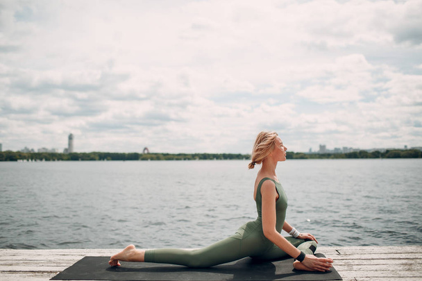 Mujer de yoga en la costa
 - Foto, Imagen