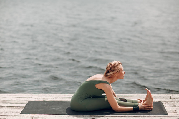 Donna di yoga sulla costa
 - Foto, immagini