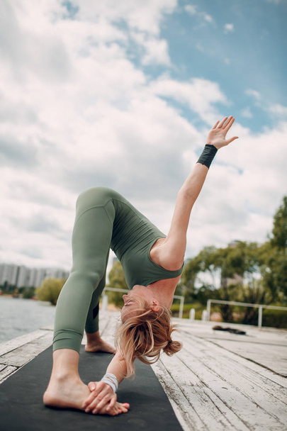 Yoga vrouw kommuna - Foto, afbeelding