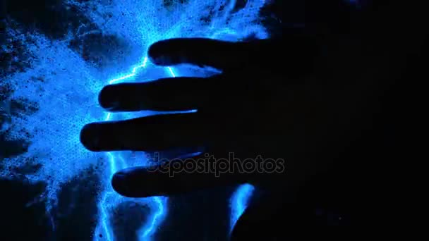Абстрактна блакитна блискавка. Чоловік торкається руки до електрики. Аура сканування, електромагнітне поле людини. Сканування рук і відбитків пальців
. - Кадри, відео