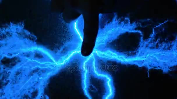 Абстрактная синяя молния. Мужчина дотрагивается до электричества рукой. Аура, человеческое электромагнитное поле. Сканирование руки и отпечатков пальцев
. - Кадры, видео