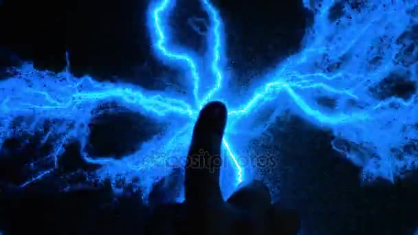 Αφηρημένο μπλε κεραυνούς. Ένας άνθρωπος αγγίζει το χέρι του σε ηλεκτρική ενέργεια. Αύρα σάρωσης, το ηλεκτρομαγνητικό πεδίο του ανθρώπου. Σάρωση το χέρι και δακτυλικό αποτύπωμα. - Πλάνα, βίντεο