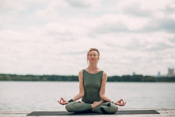 Yoga vrouw in asana - Foto, afbeelding