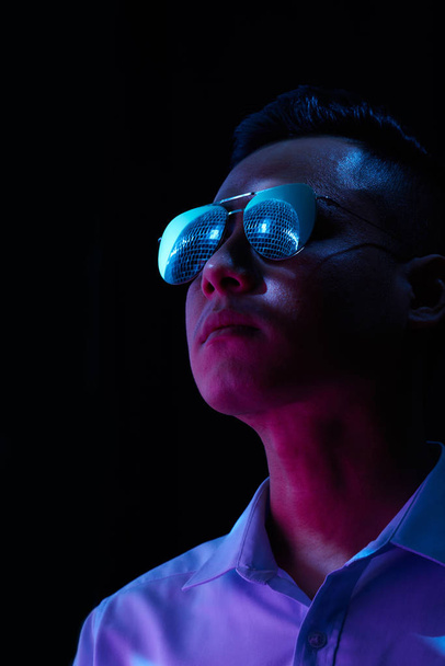 Visage de jeune homme vietnamien en lunettes de soleil passer du temps à la boîte de nuit
 - Photo, image