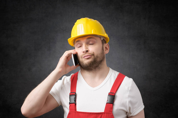 stavební dělník pomocí smartphonu - Fotografie, Obrázek