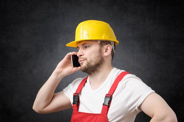 Construction worker using smartphone - Foto, Imagen