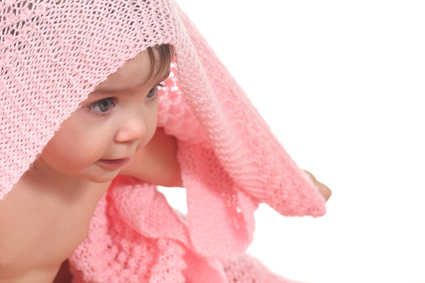 Active baby under a pink blanket - Foto, Imagen